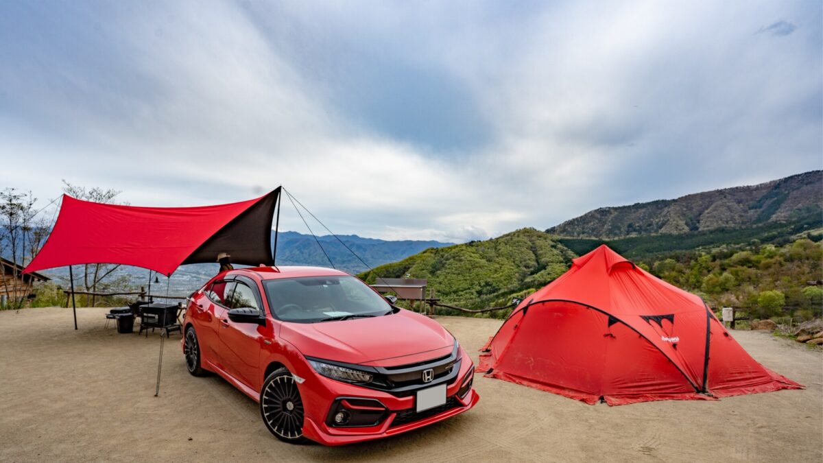 真っ赤な車に真っ赤なテント！個性あふれるキャンプスタイル。